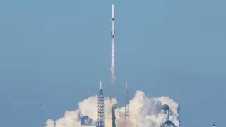 Blue Origin Launches Huge Rocket Carrying Twin NASA Spacecraft to Mars