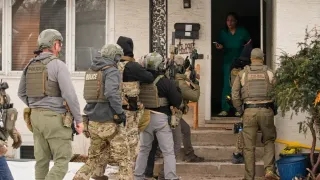 Immigration Officers Assert Sweeping Power to Enter Homes Without a Judge's Warrant, Memo Says